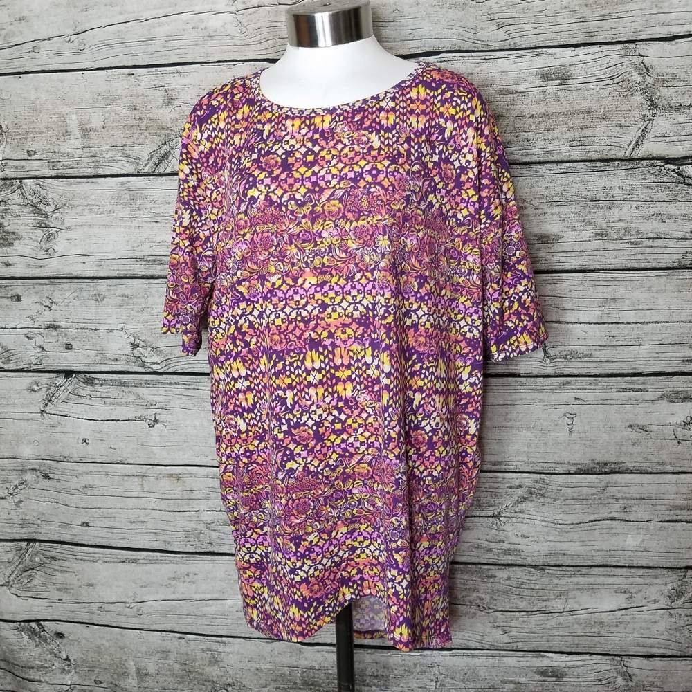Lularoe Tunic Size XS.Pit to pit approx:  23 inches Right shoulder to bottom
